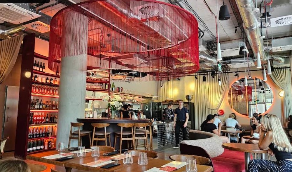 Bar i sala w ciągu dnia, czerwony żyrandol z frędzli nad kontuarem