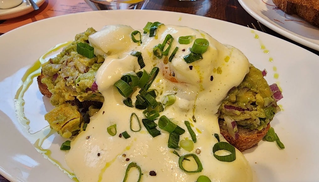 Grzanki z guacamole, jajkiem w koszulce i sosem holenderskim