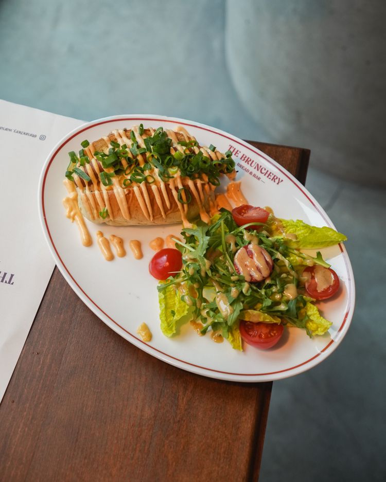 Brunch Dog z sałatką na firmowym talerzu
