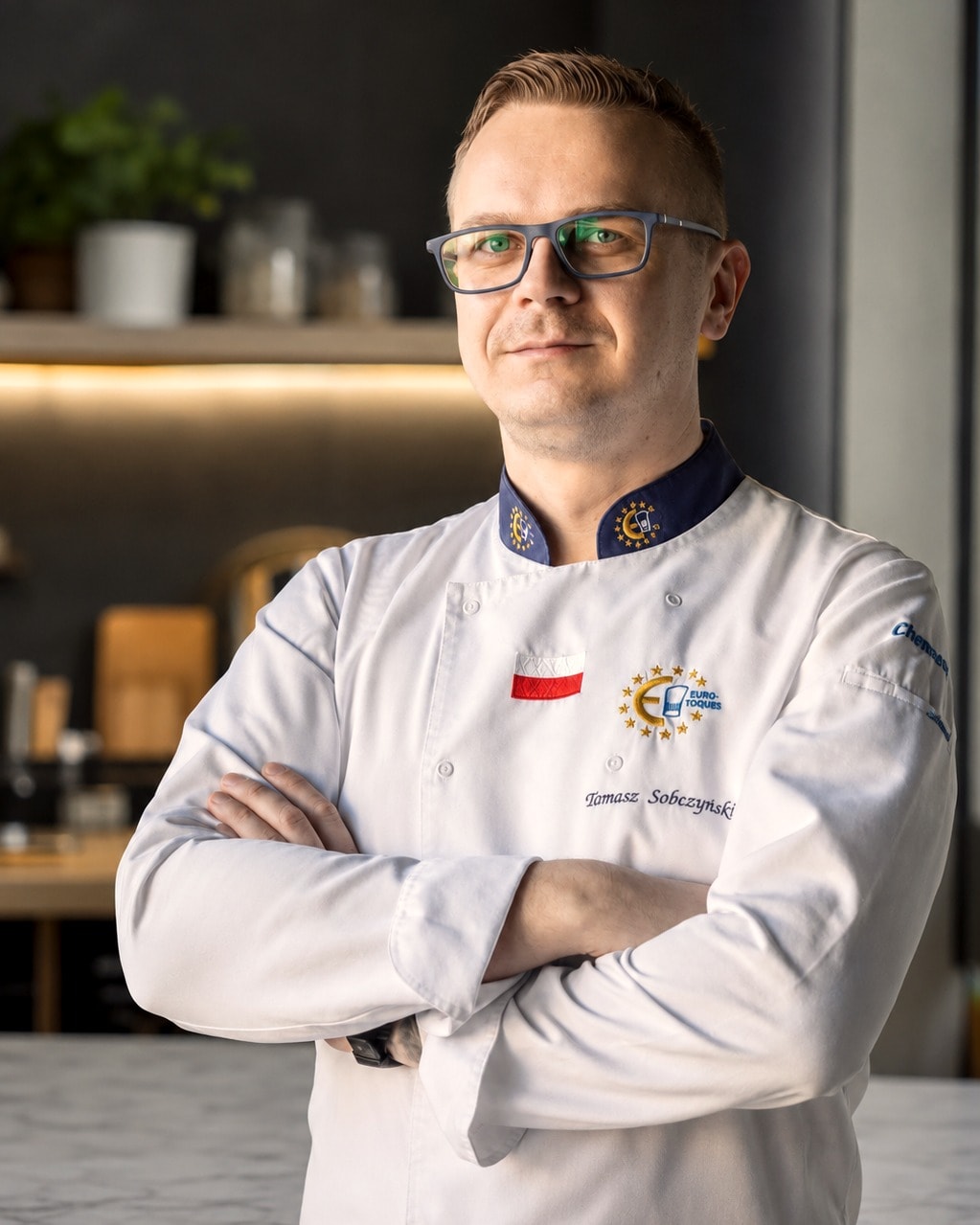 Tomasz Sobczyński, szef kuchni The Brunchery, w kurtce z odznaką Euro-Toques