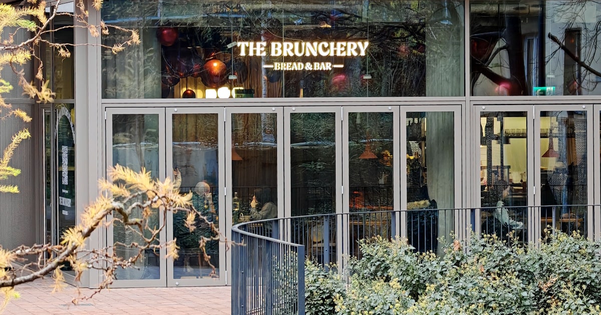 Wejście do The Brunchery od patio przy ul. Wroniej 10